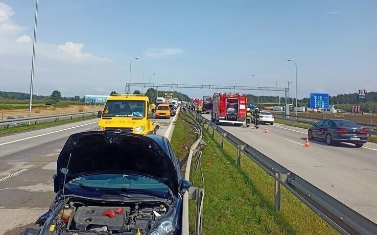 Zderzenie ośmiu aut na S8. Droga była całkowicie zablokowana