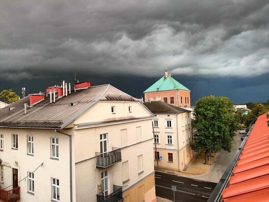 Chmury wiszą nad miastem