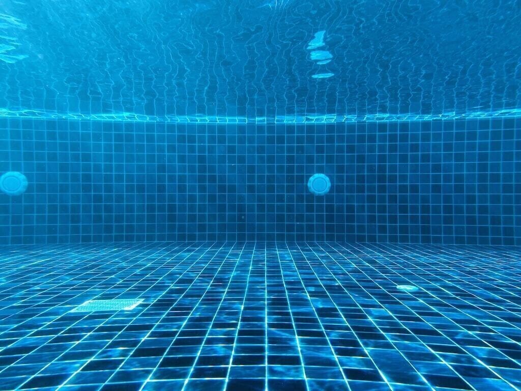 Co to jest szklana mozaika basenowa i jakie ma zalety