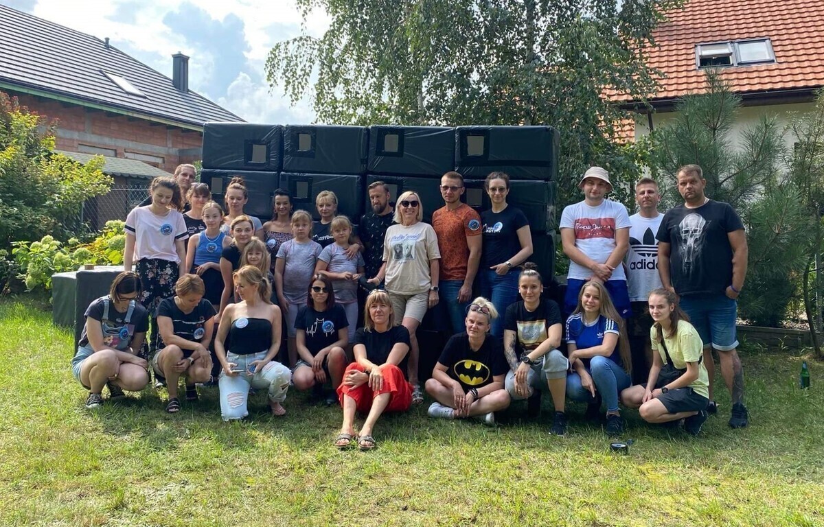 Budowali budy dla bezdomnych kotów