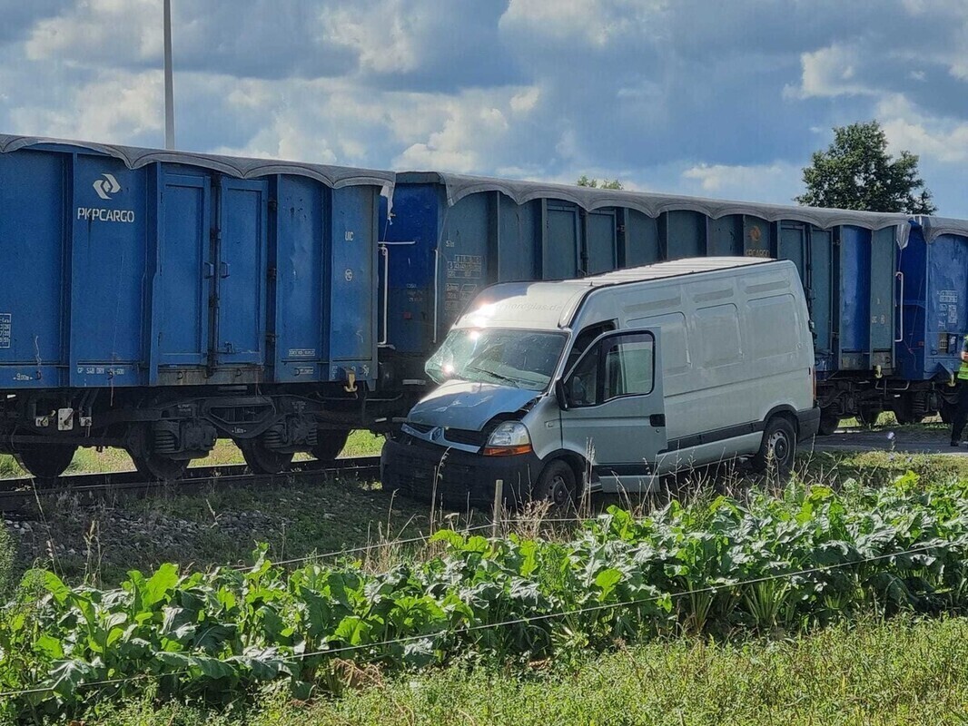 Glina. Samochód dostawczy wjechał pod pociąg
