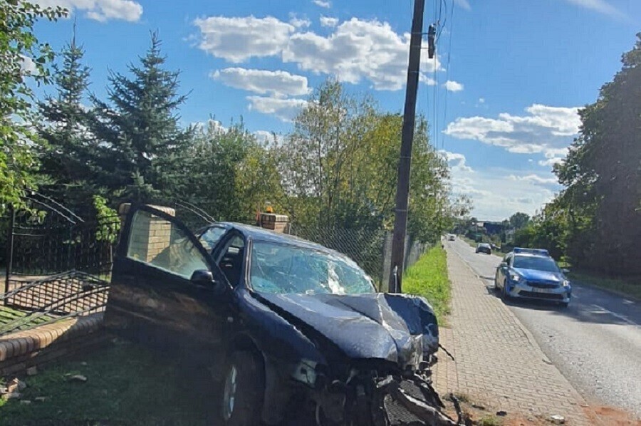 Pijana jechała do pracy. Rozbiła auto i ogrodzenie
