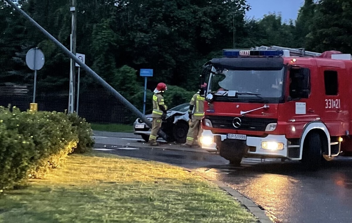 Stracił panowanie uderzył w latarnię