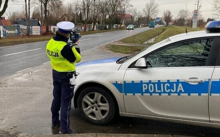 Nie zatrzymał się do kontroli i próbował przejechać policjanta