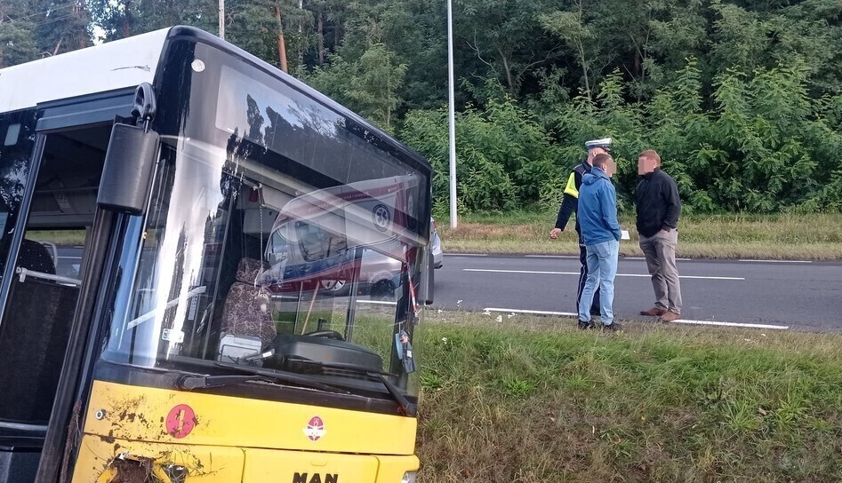 Pijany kierowca autobusu wjechał do rowu