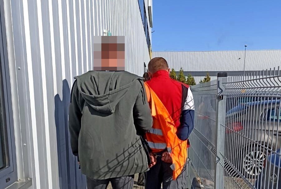 Kameralni przestępcy w rękach policjantów