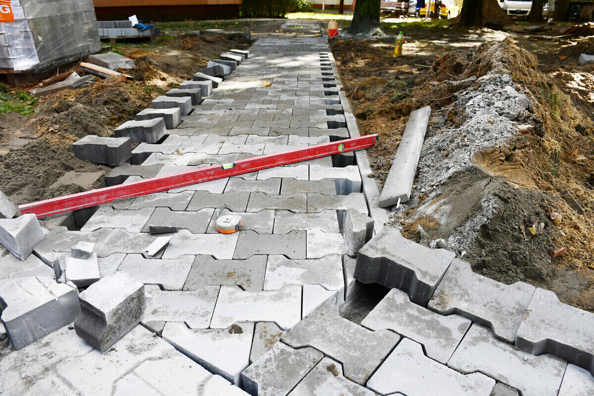 Układają nowe chodniki