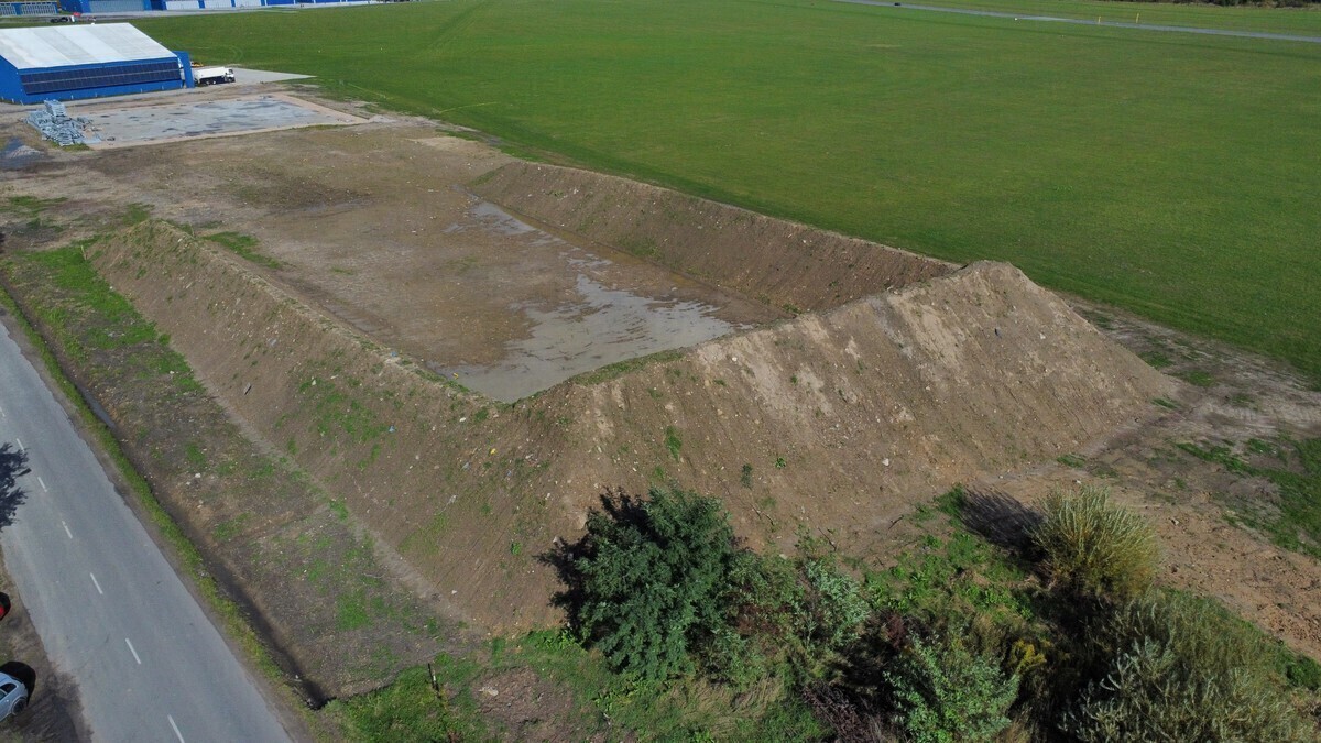 Hałdy ziemi na lotnisku. Co tam powstanie