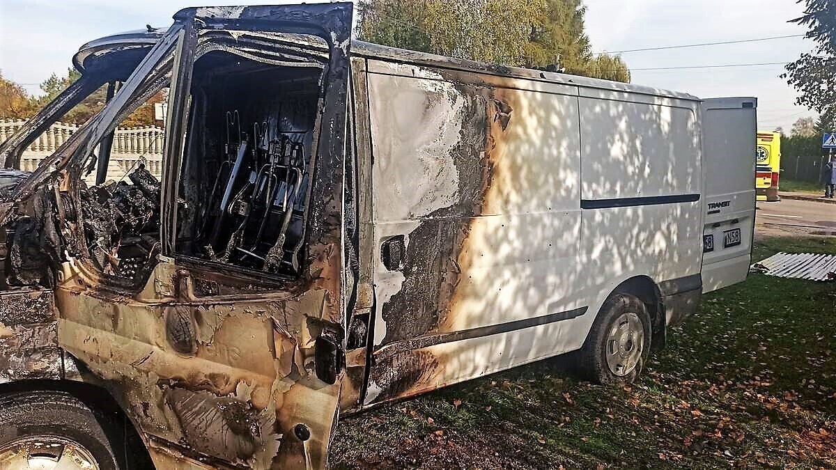 Ford zapłonął Kia wpadła do rowu