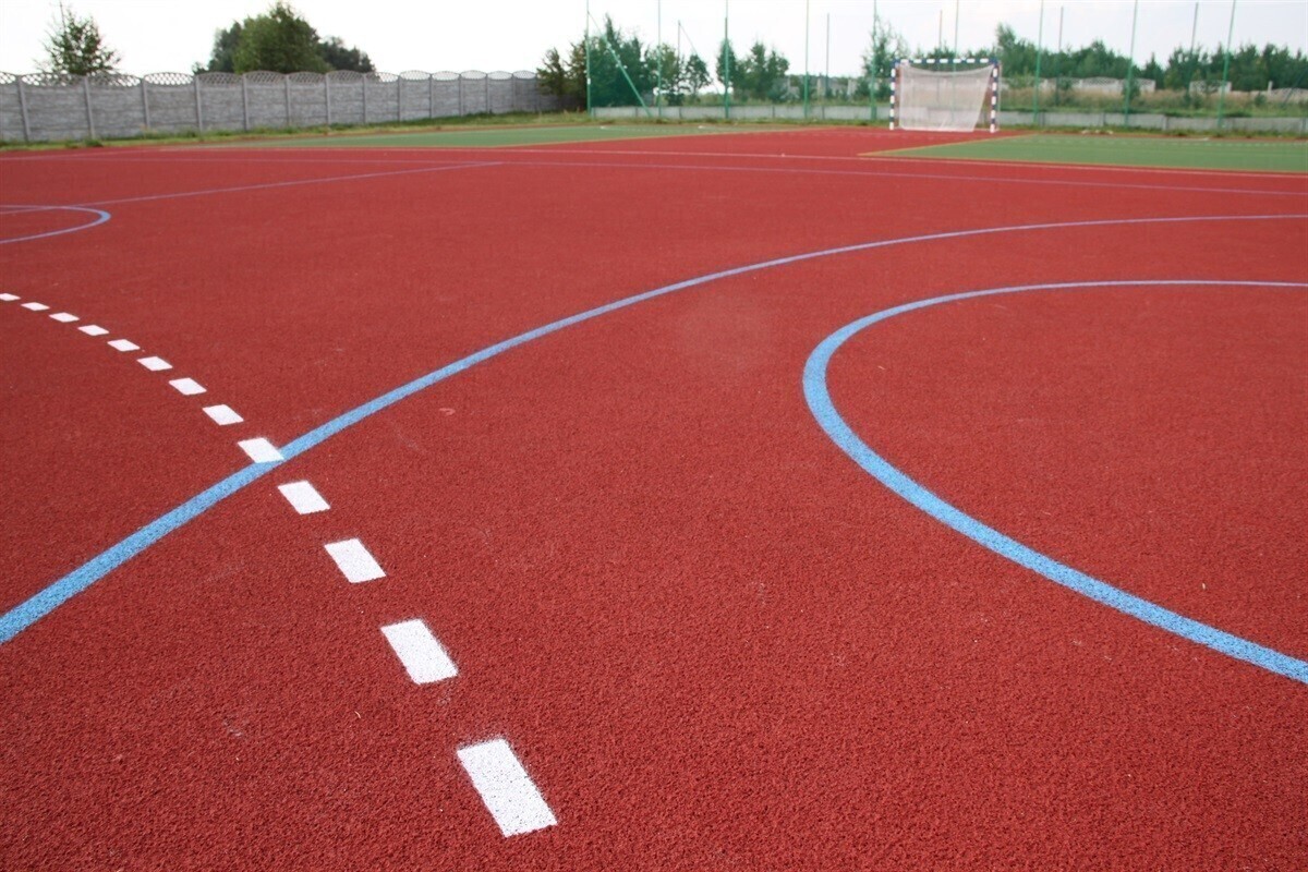 Budowa boiska wielofunkcyjnego przy Szkole Podstawowej w Jarostach