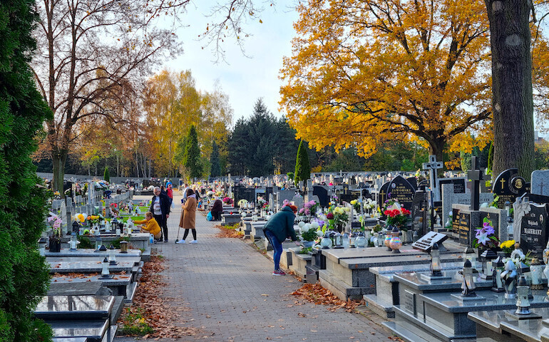 Piotrkowianie sprzątają groby bliskich zmarłych