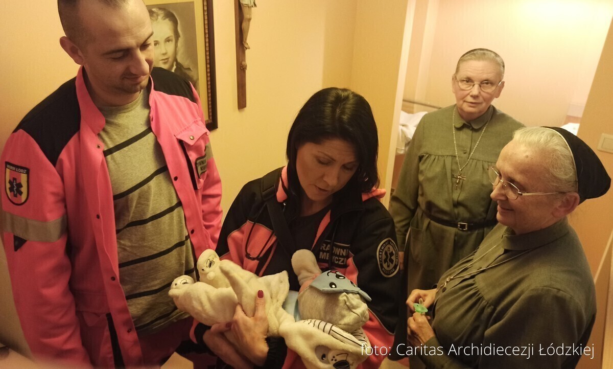 Tygodniowy chłopiec w oknie życia