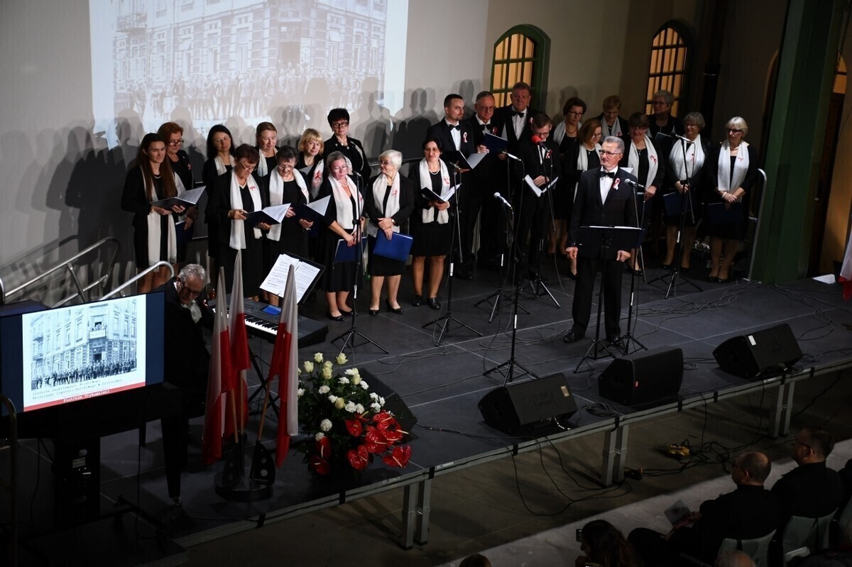 Biało-czerwone śpiewanie na początek obchodów