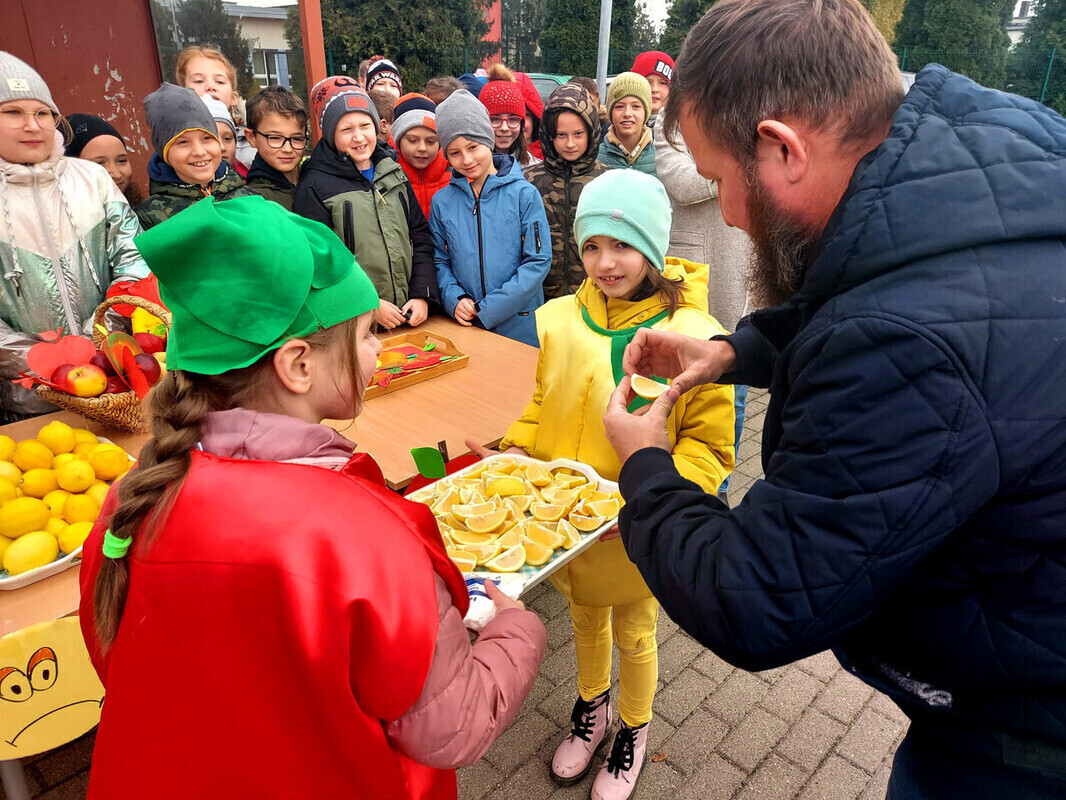 Policjanci i uczniowie rozdawali... jabłka i cytryny