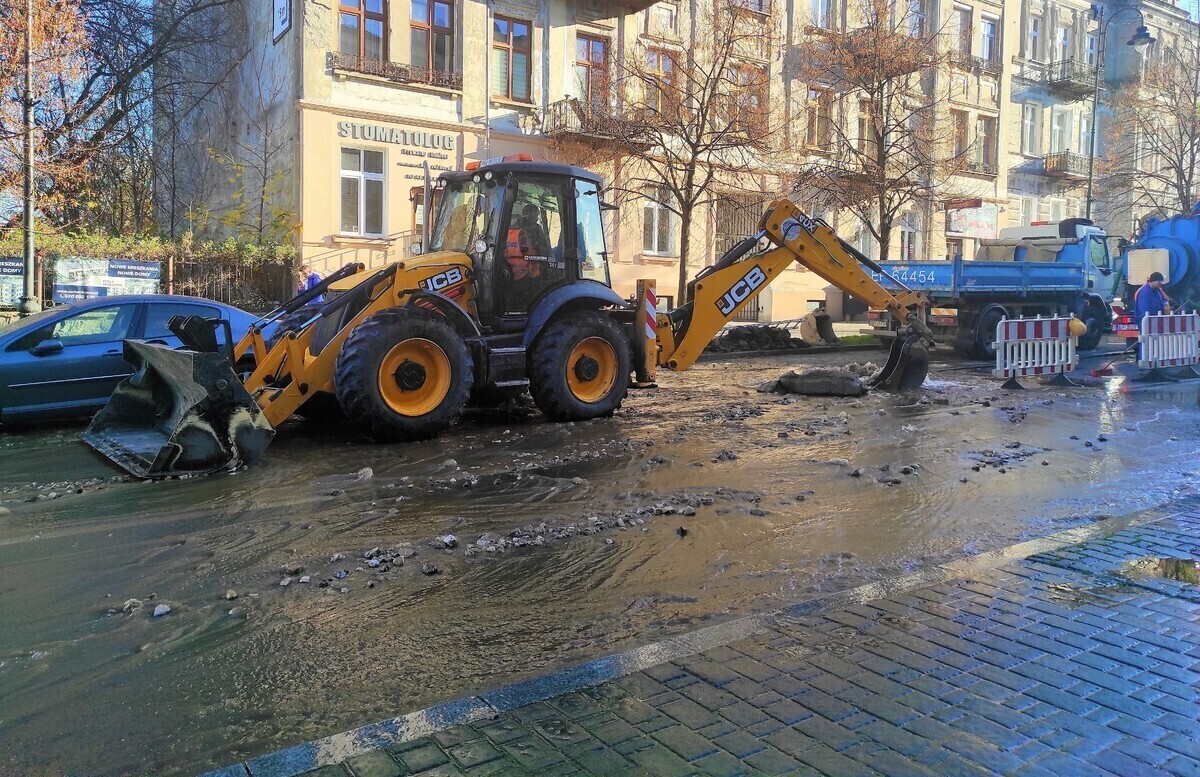Pękła magistrala. Rzeka w Al. 3 Maja ZDJĘCIA