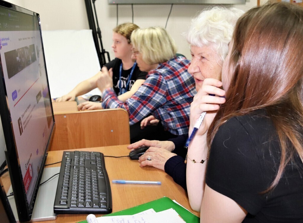 Seniorzy pod okiem młodzieży