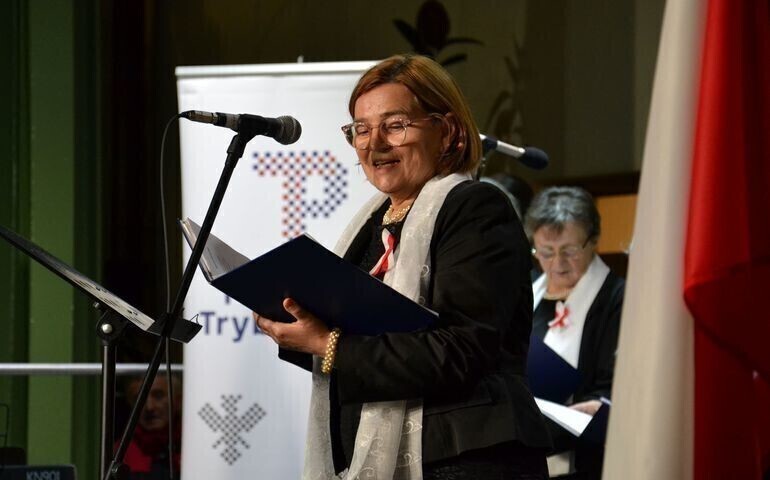 Patriotyczne śpiewanie w Centrum Idei ku Demokracji