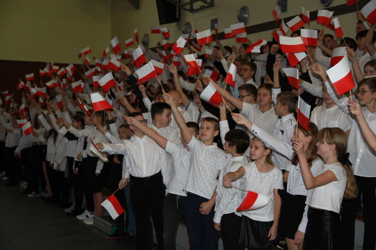 Uczniowie dołączyli do patriotycznych zmagań