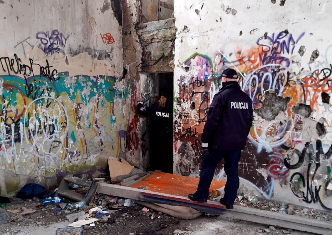 Policjanci sprawdzają pustostany