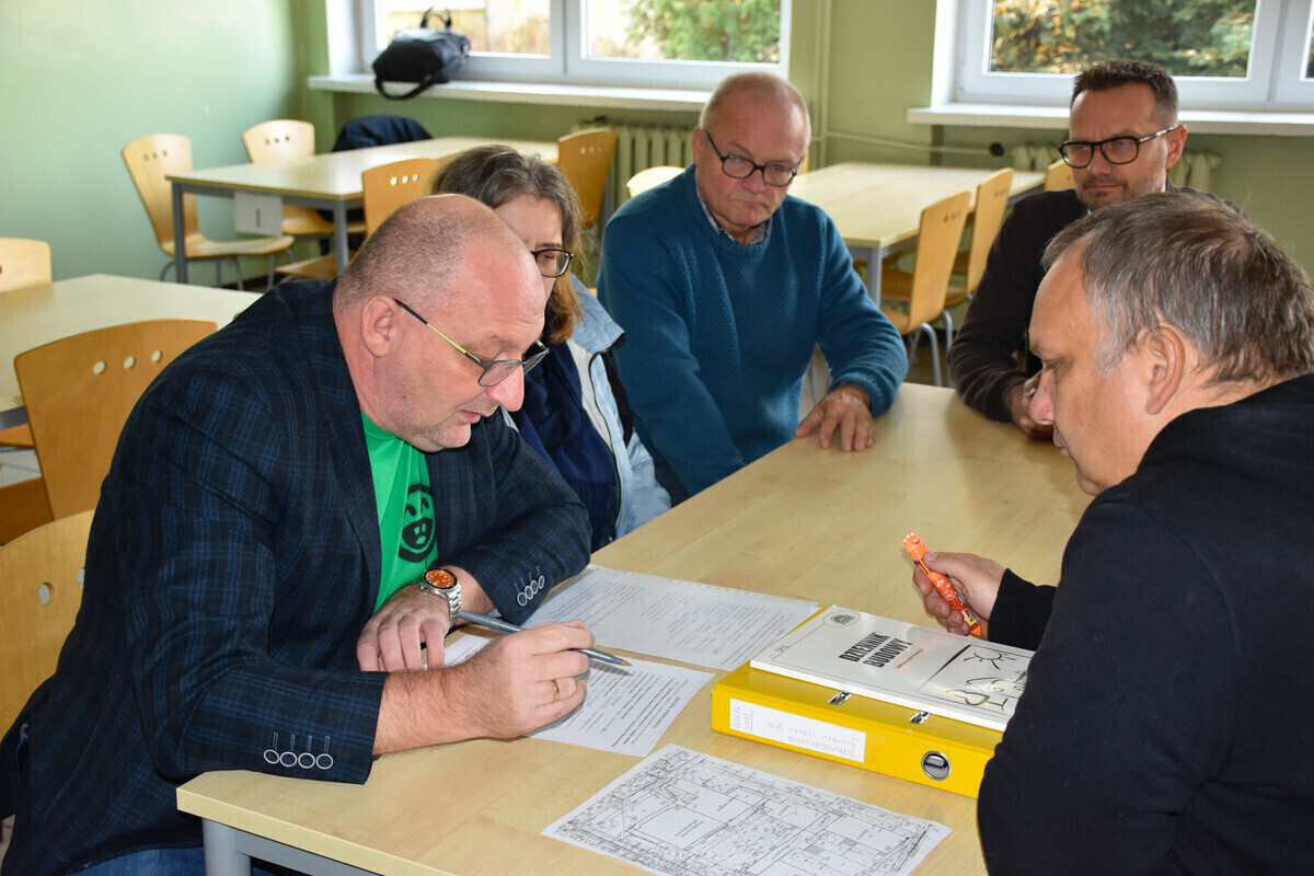 Przejęli budynek dwunastki