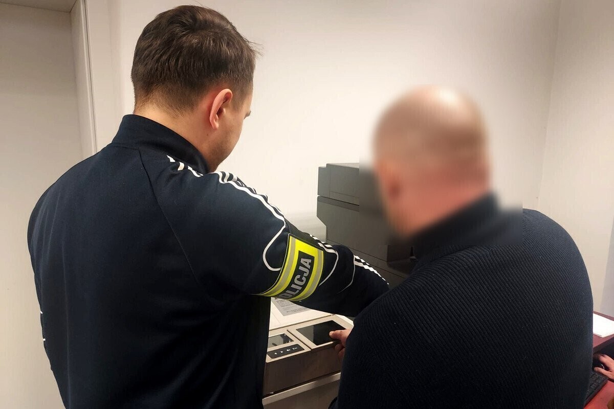 Policjanci zatrzymując dwóch złodziei dotarli do trzeciego