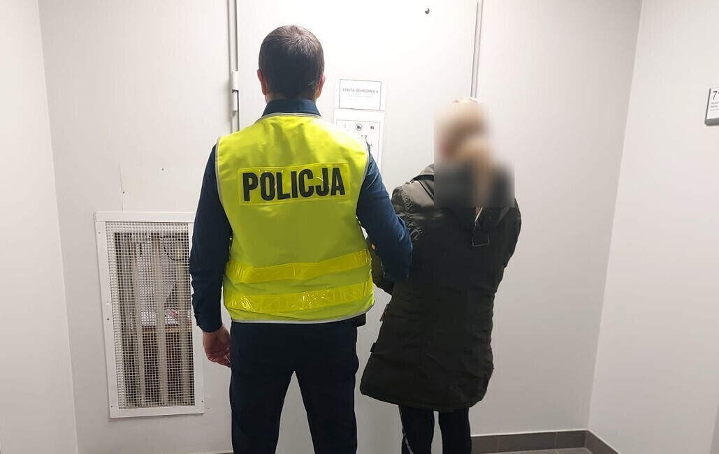 Ukradła towar i skopała ekspedientki