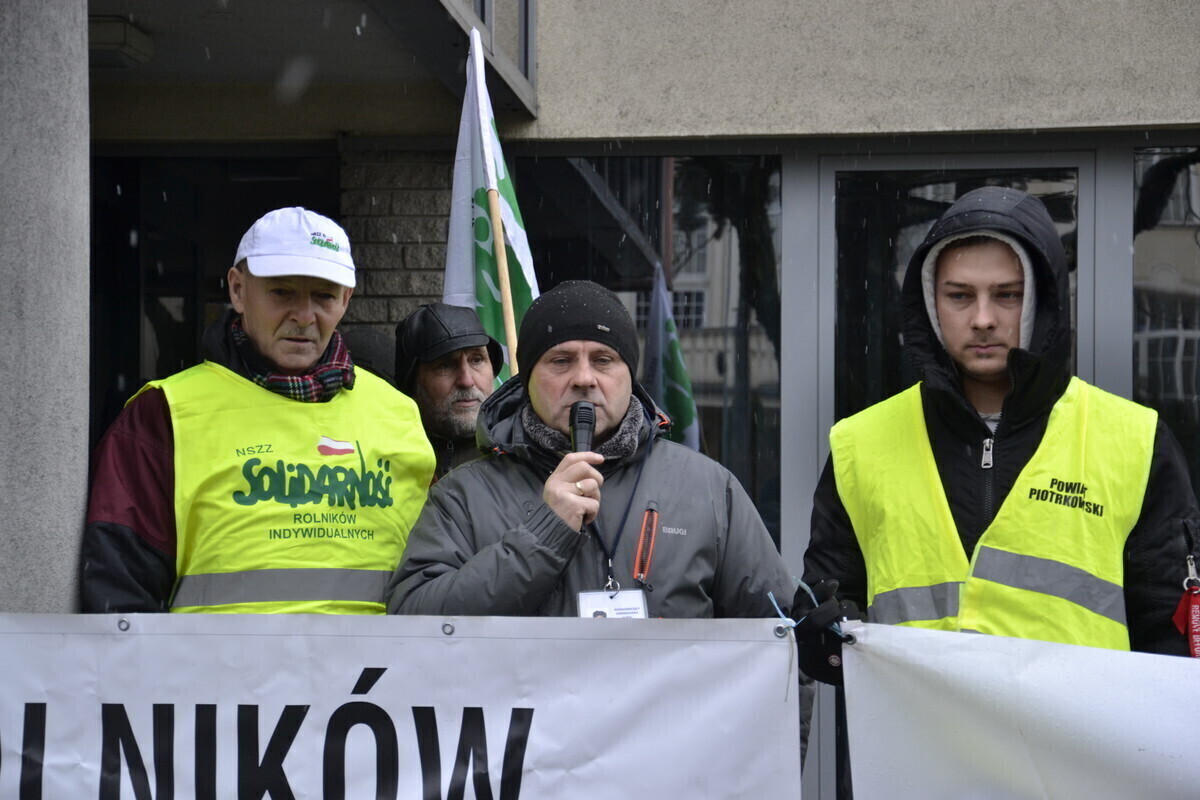 Rok od zatrzymania rolników. W środę znów protestowali pod prokuraturą ZDJĘCIA