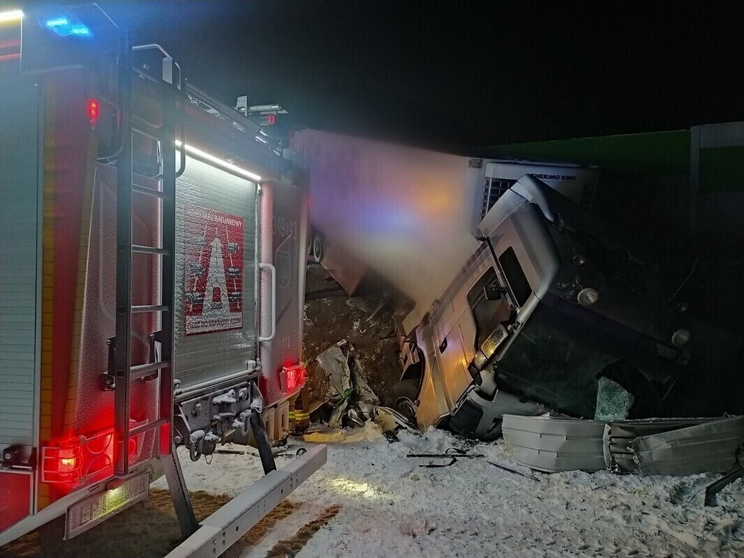 Ciężarówka wpadła do rowu na A1 pod Piotrkowem
