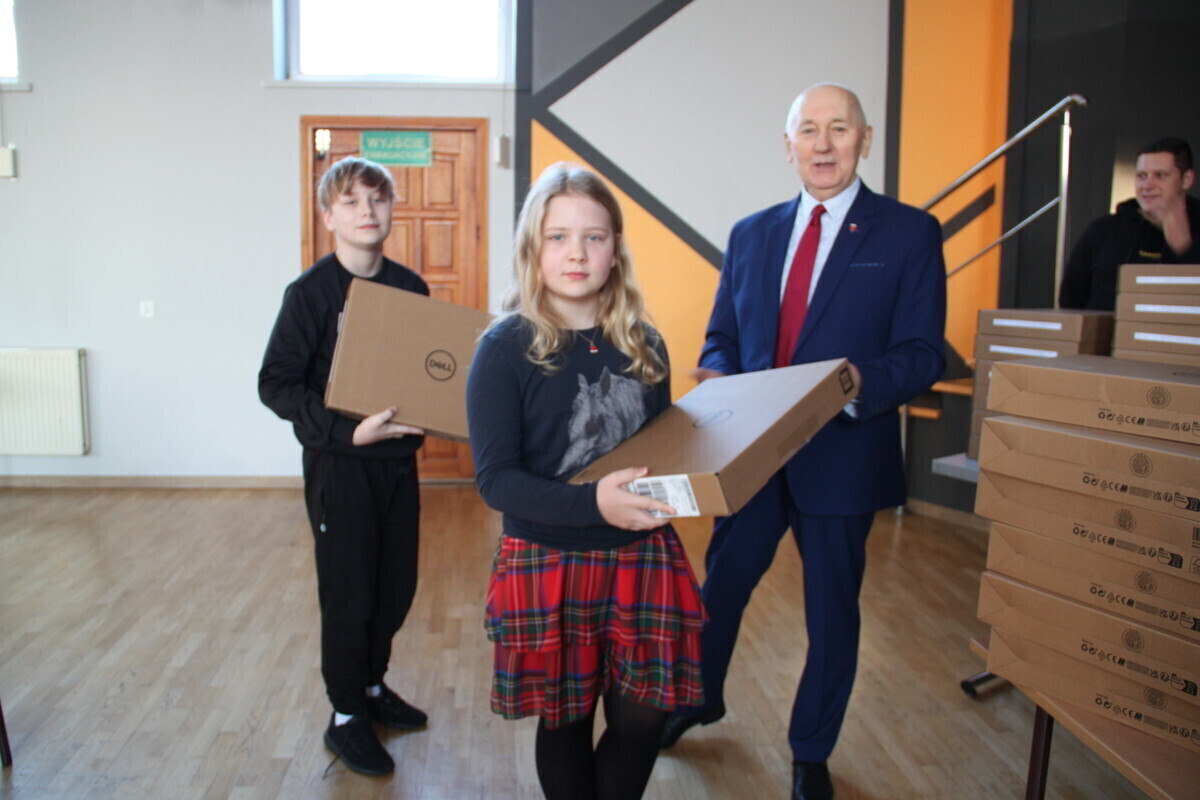 Laptopy trafiły do uczniów