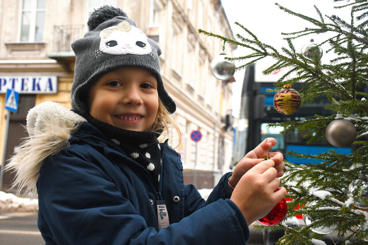 Przedszkolaki przystroiły choinki w Piotrkowie