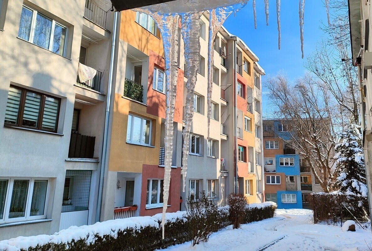 UWAGA Lodowe sople zagrażają bezpieczeństwu