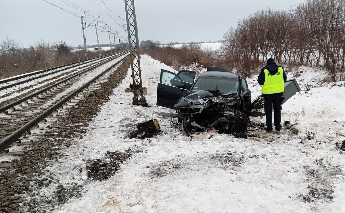 W Longinówce audi wjechało pod pociąg