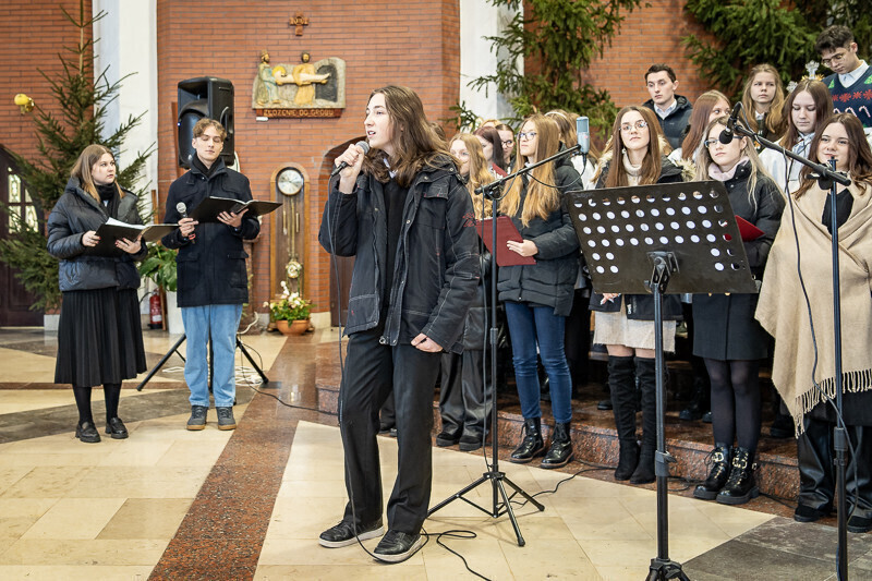 Chór II LO zaśpiewał na święta ZDJĘCIA