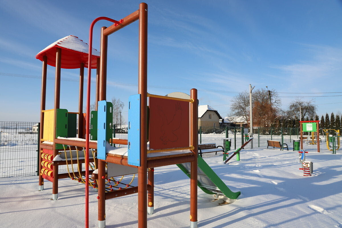 W Piekarkach powstał plac zabaw z siłownią