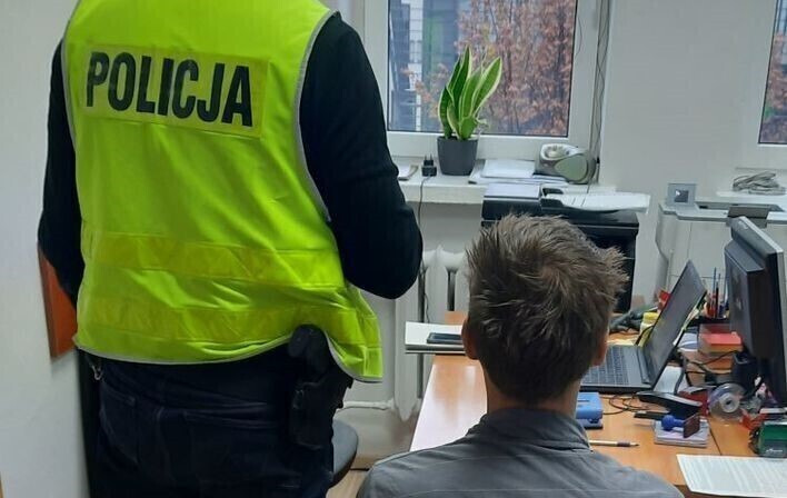 Bracia w rękach policjantów