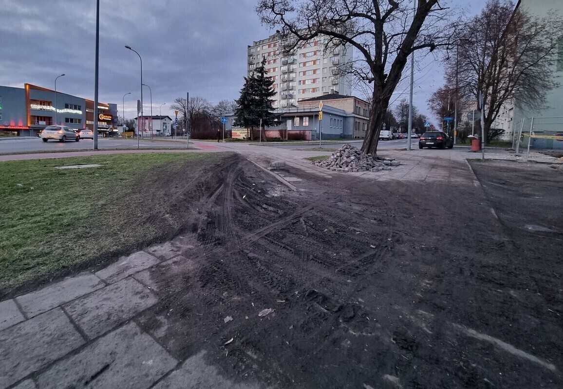 Zamiast po jezdni jeżdżą po chodnikach