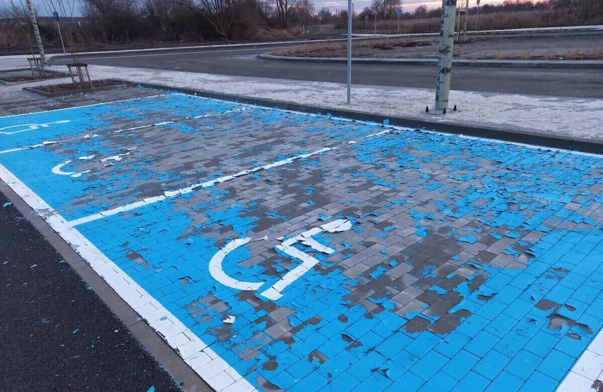 Z nowego parkingu przy Słoneczku... zeszła farba