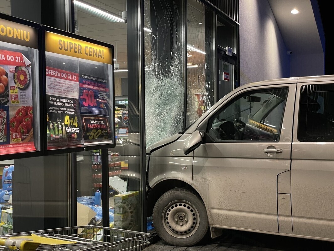 Busem wjechał w... Biedronkę ZDJĘCIA