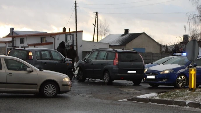 Zderzenie Citroenów w al. Concordii. Dwie osoby w szpitalu