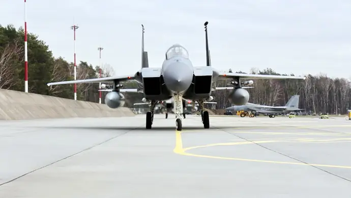 Amerykańskie myśliwce wylądowały 35 kilometrów od Piotrkowa