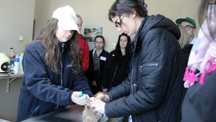 Przyszli weterynarze z Bujen na zajęciach w schronisku