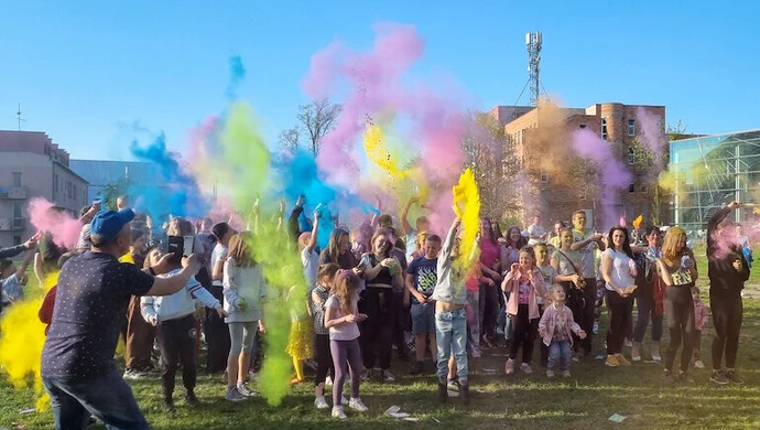 Kolorowe szaleństwo na placu Pofranciszkańskim