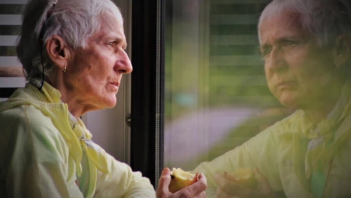 Opowiedzieli "legendę" i okradli 85-latkę