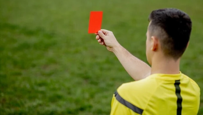 Piłkarz dotkliwie pobił sędziego podczas meczu Amatorskiej Ligi