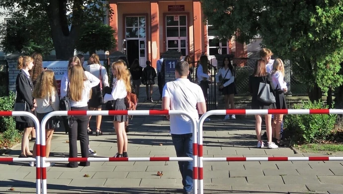 Tysiące uczniów wróciło do szkoły (ZDJĘCIA)