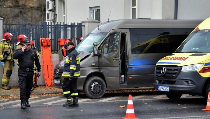 Bus z dziećmi uderzył w ciężarówkę. Kierowca TIR-a odjechał