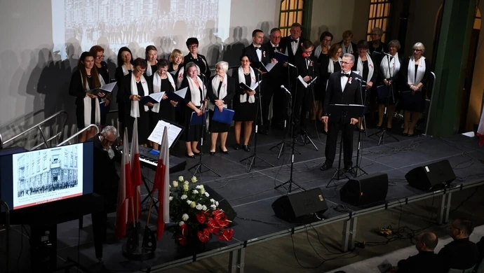 "Biało-czerwone" śpiewanie na początek obchodów