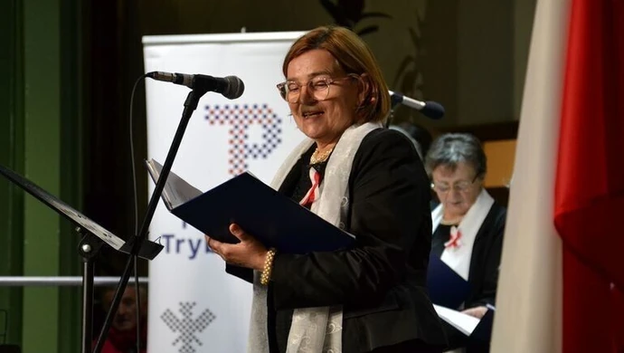 Patriotyczne śpiewanie w Centrum Idei ku Demokracji