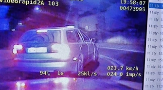 Uciekając przed policją, pędził ponad 200 km/h