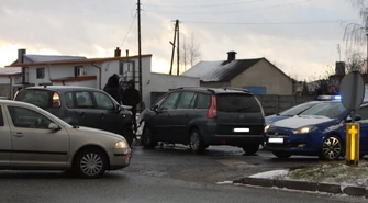 Zderzenie Citroenów w al. Concordii. Dwie osoby w szpitalu